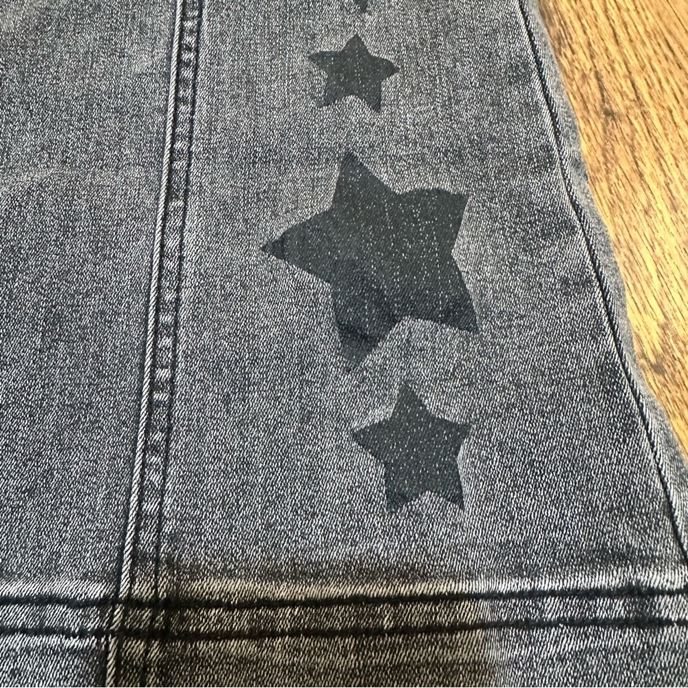 Hot Topic Gray Star Patterned Flared Jeans size 0… - image 4